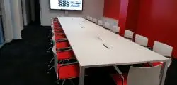 sala riunioni con sedie rosso modello Slim Moving
