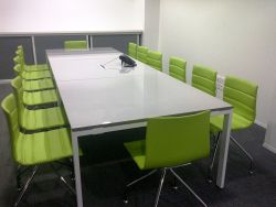 sala riunioni con sedie in tessuto verde modello Slim Moving