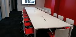 sala riunioni con sedie rosso modello Slim Moving