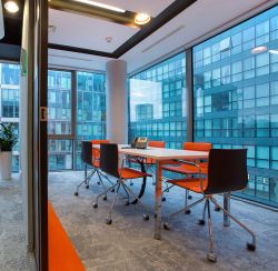 ufficio moderno con vetrate e sedie colore arancione Slim Moving